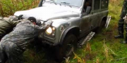 Land Rover Defender на бездорожье